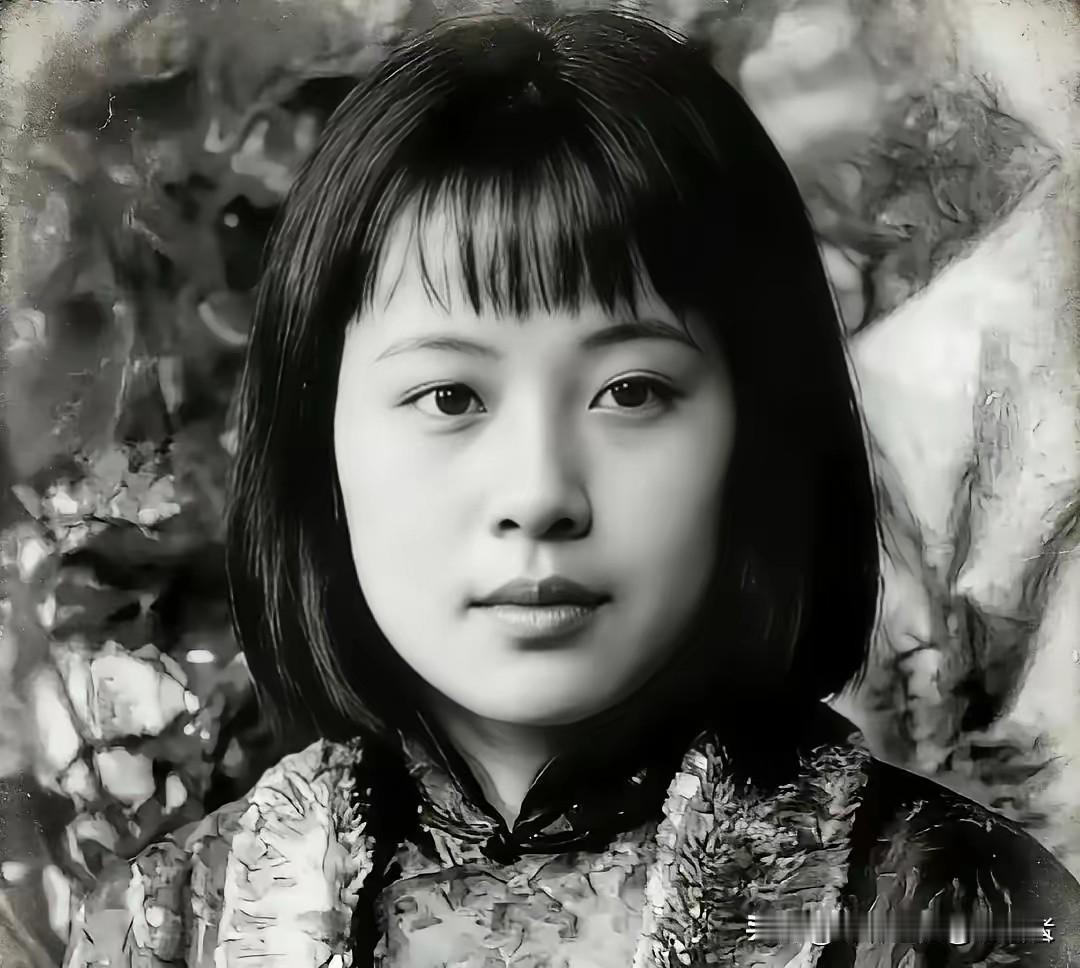 1963年，师长阔别16年回乡，村口一眼看见跪地妻子，瞬间红了眼眶1963