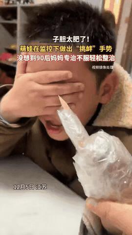 这下舒服了！江苏，一位妈妈上班时想用监控看看孩子在家做什么，没想到，熊孩子突然对