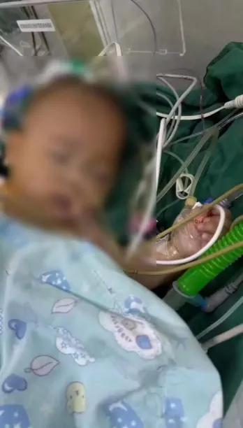 五个多月的小洛熙，还没来得及好好看看世界，就永远闭上了眼睛。手术室外，妈妈邓