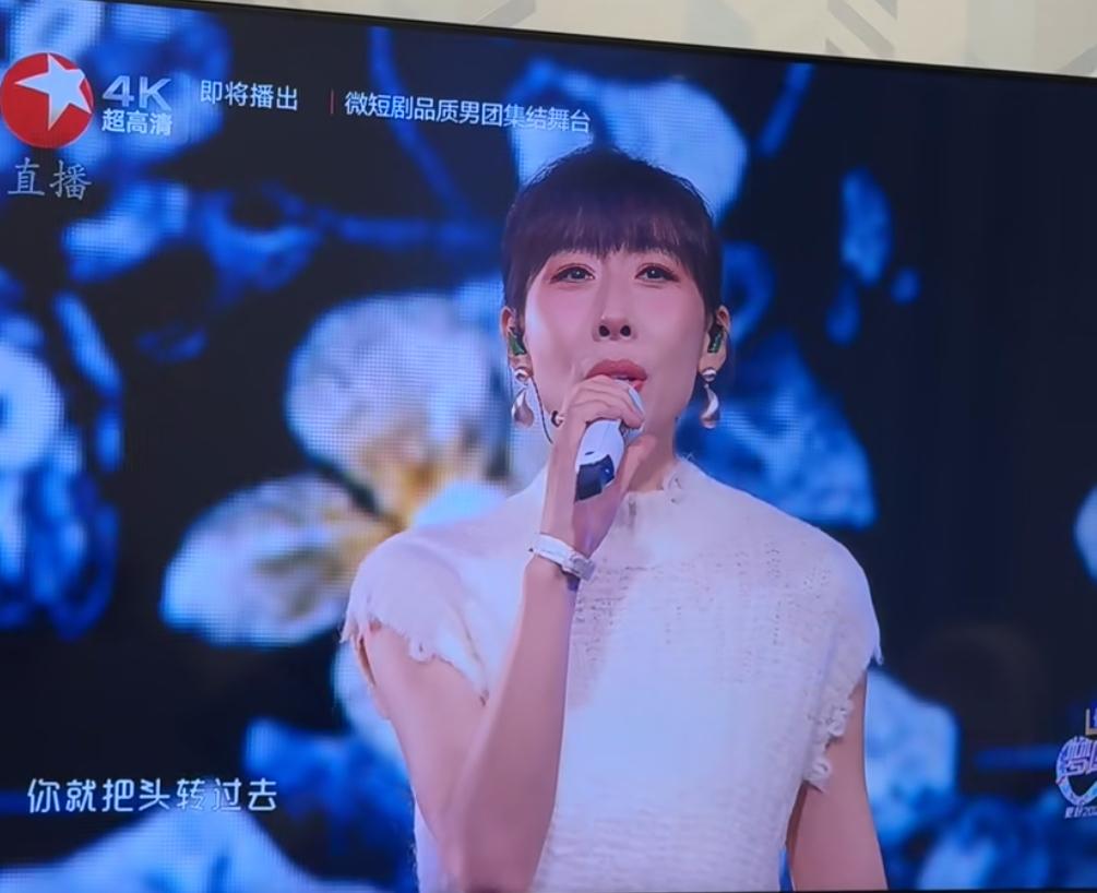 不出意外，意外还是发生了，筷子兄弟忘词跑调后，任素汐也出状况了，唱了几句