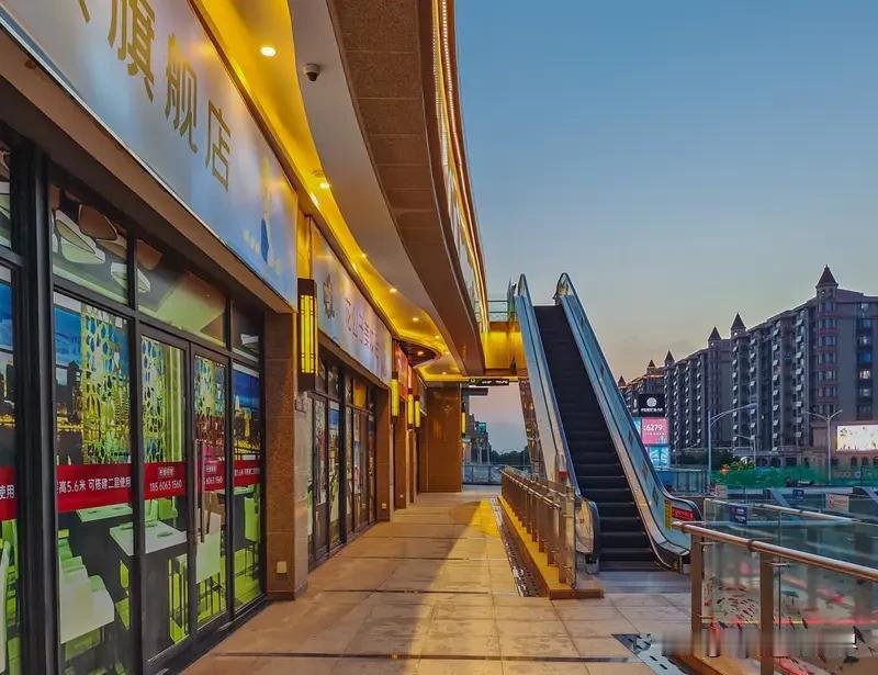 谁能想到，曾经的“一铺养三代，变成了现在的一铺寄生三代”！几年前地产红利时，