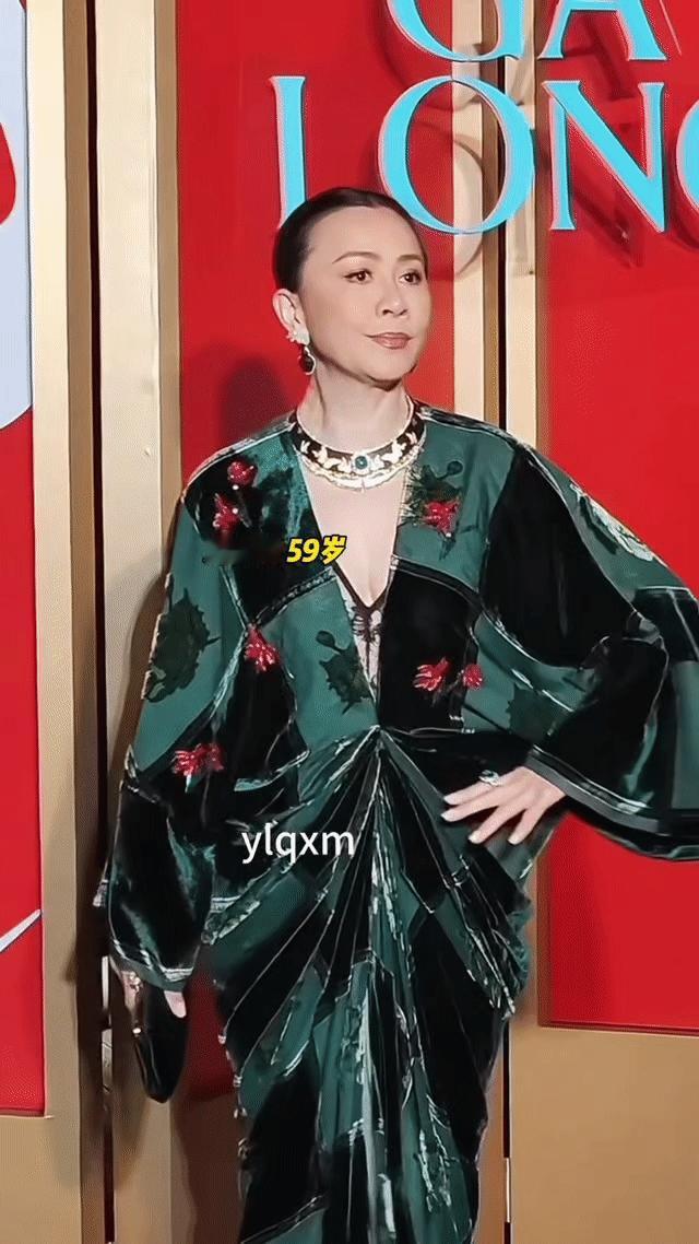 59岁刘嘉玲怼脸皮肤状态年近六十的刘嘉玲，凭借紧致的肌肤与饱满的精神面貌，展现了