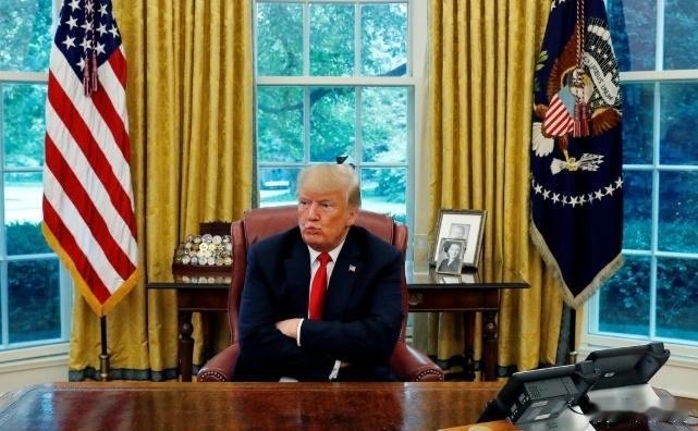 2月20日，特朗普正在白宫跟州长们吃早餐，一张纸条递到他手里。他看了一眼，问