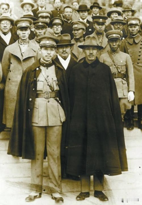 1936年，西安城飘着雪。张学良的副官谭海把手枪拍在桌上，对少帅说：“副总司令，