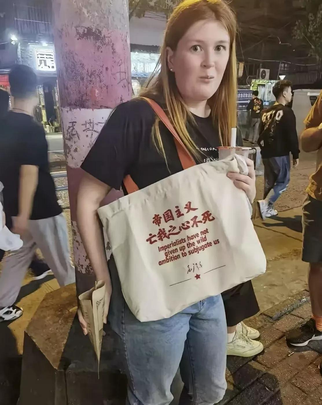 在小吃街遇到一位外国女子，她用蹩脚的中文说自己出生在英国，是在美国长大的。我问她