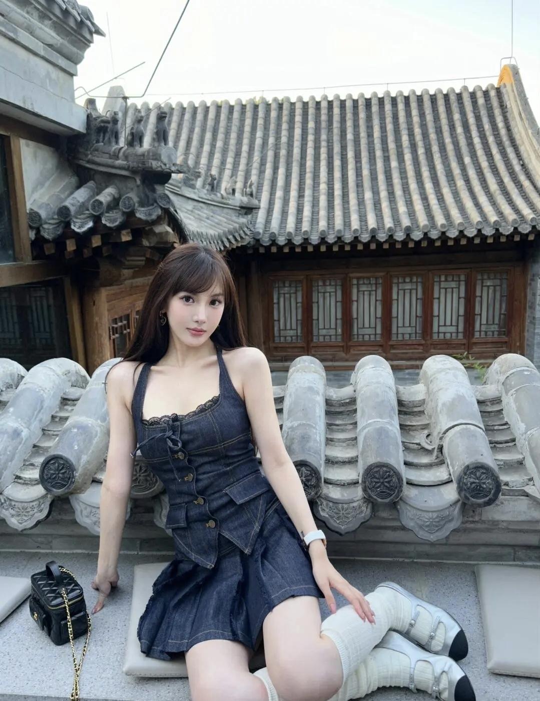 老屋檐下的新潮范儿，牛仔裙与古建的碰撞，是独一份的京味儿浪漫。