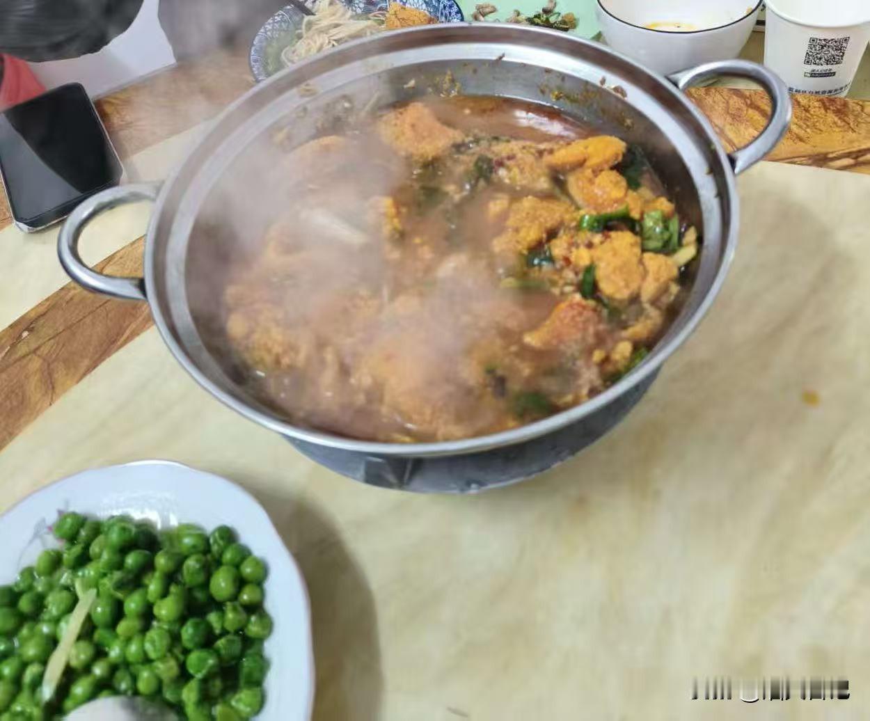 昨天小舅子带女朋友回家，丈母娘就一直观察这个女孩喜欢吃什么。昨天准备了一桌子的菜