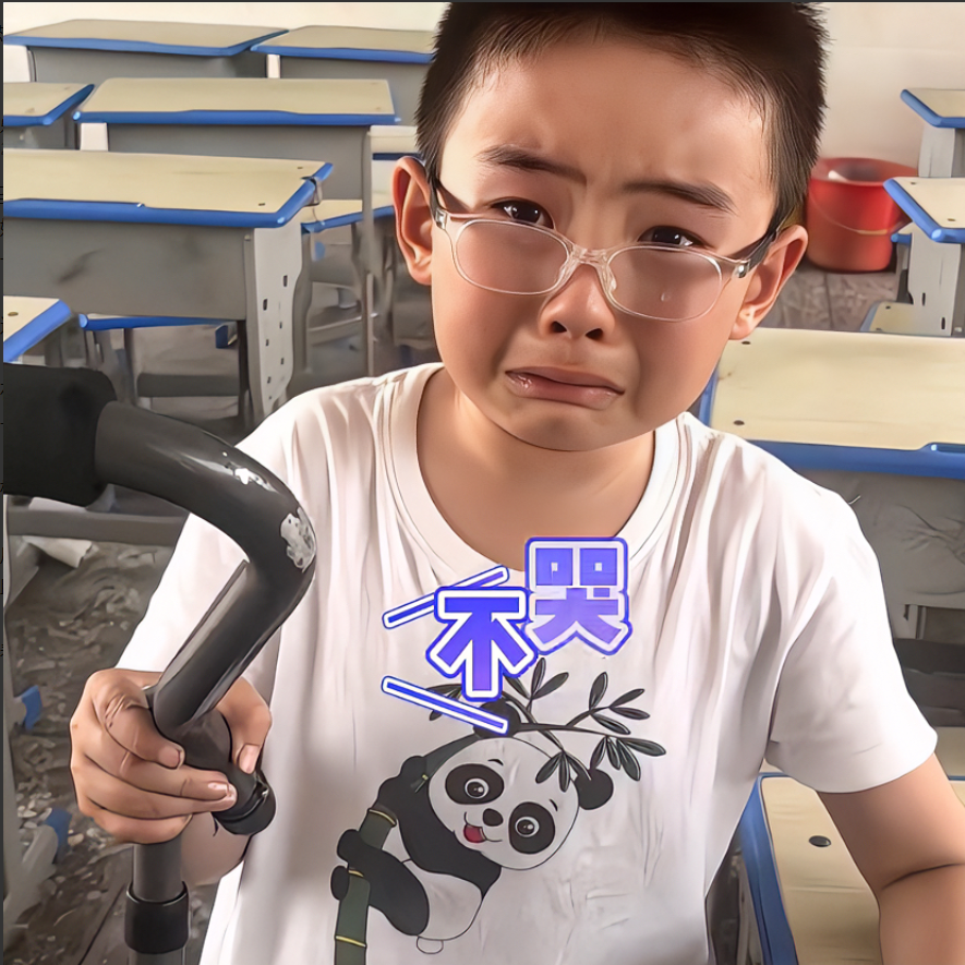 泪目！“妈妈，看……”每天拄拐的小男孩，遭高年级学生滋水，想反击时拐杖敲地断了