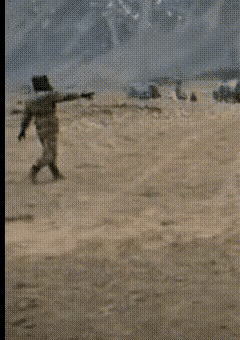 光是看这走路的姿势，就基本知道胜负已分了吧？视频里咱们的边防战士，右手紧握着