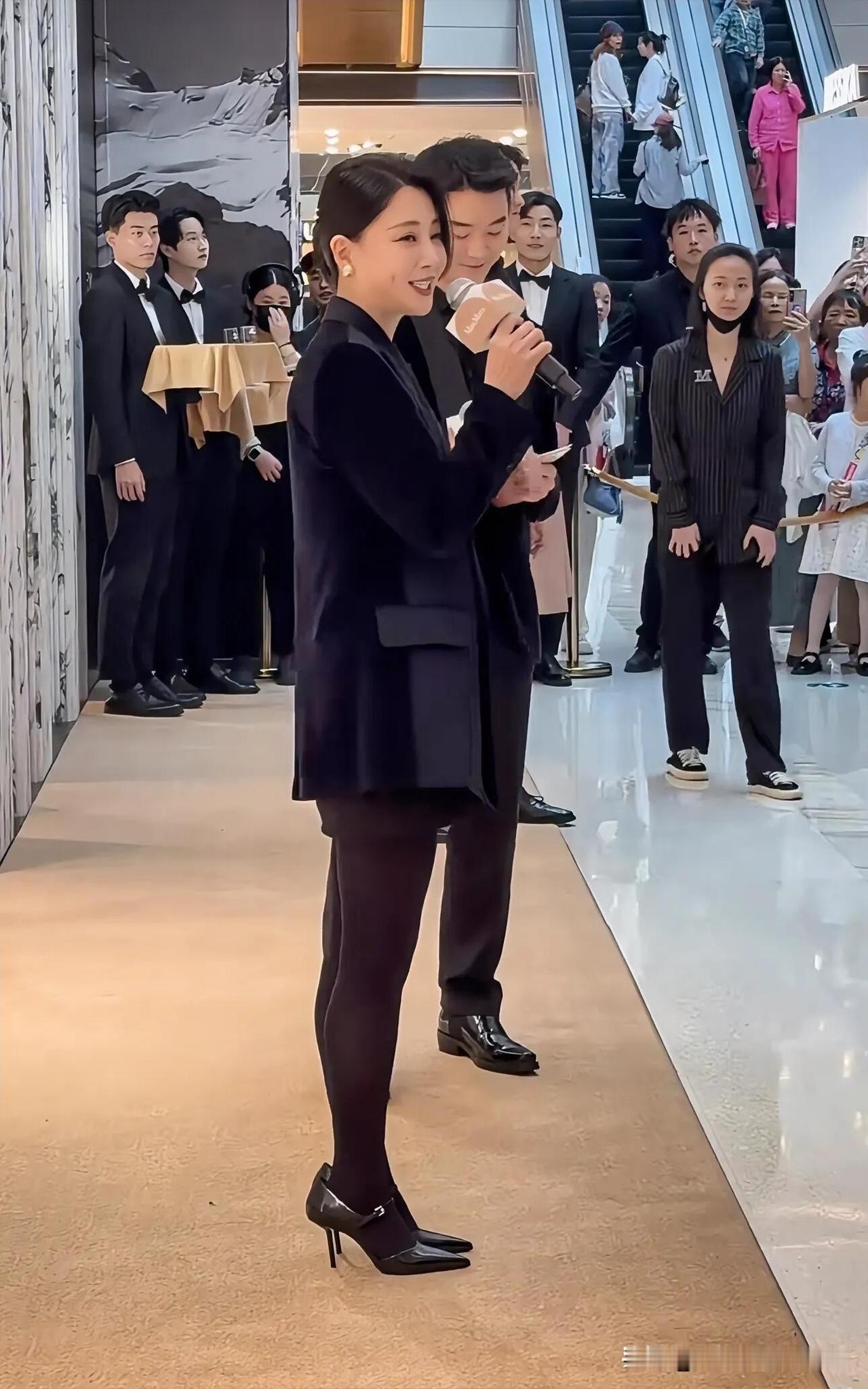 45岁的殷桃，人长得美，演技一流，她的衣品真不错，西装搭配短裤穿出了高级感的美。