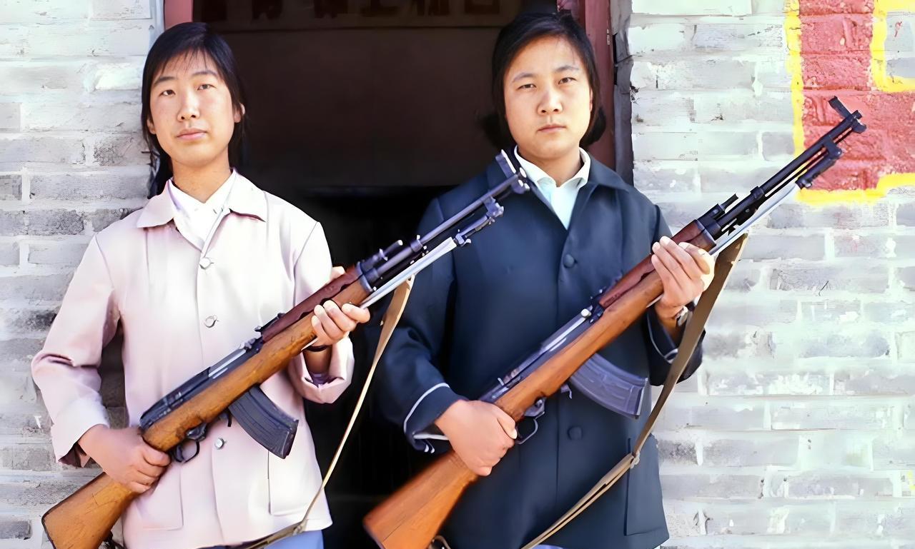 1974年，照片上是两名胜利油田的女民兵，持枪守卫着一座重要的仓库。她们表情严肃