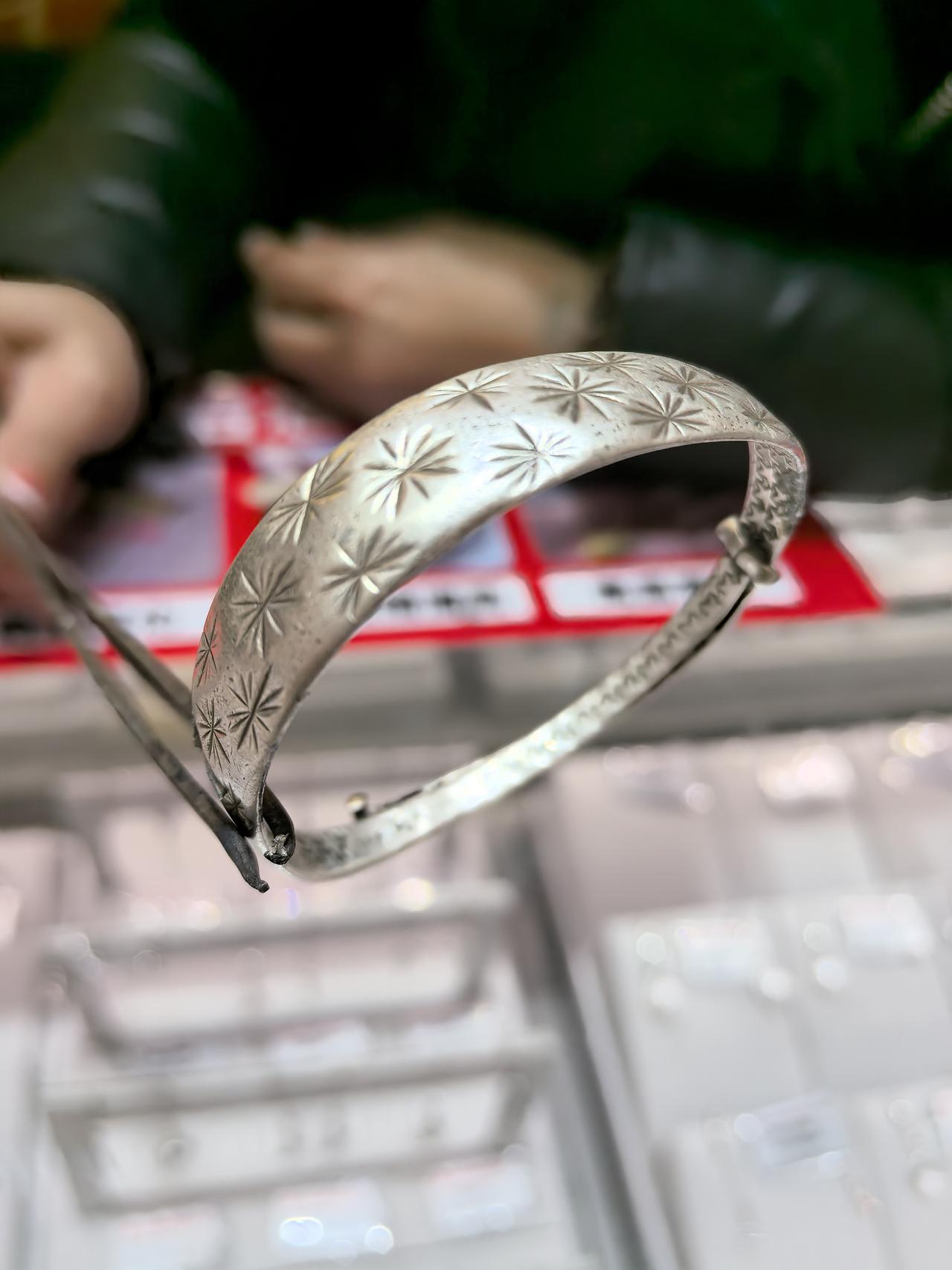 继续上一篇说的，我拿着两个旧银镯子去店里，被告知回收约700米，当时我也没有动心