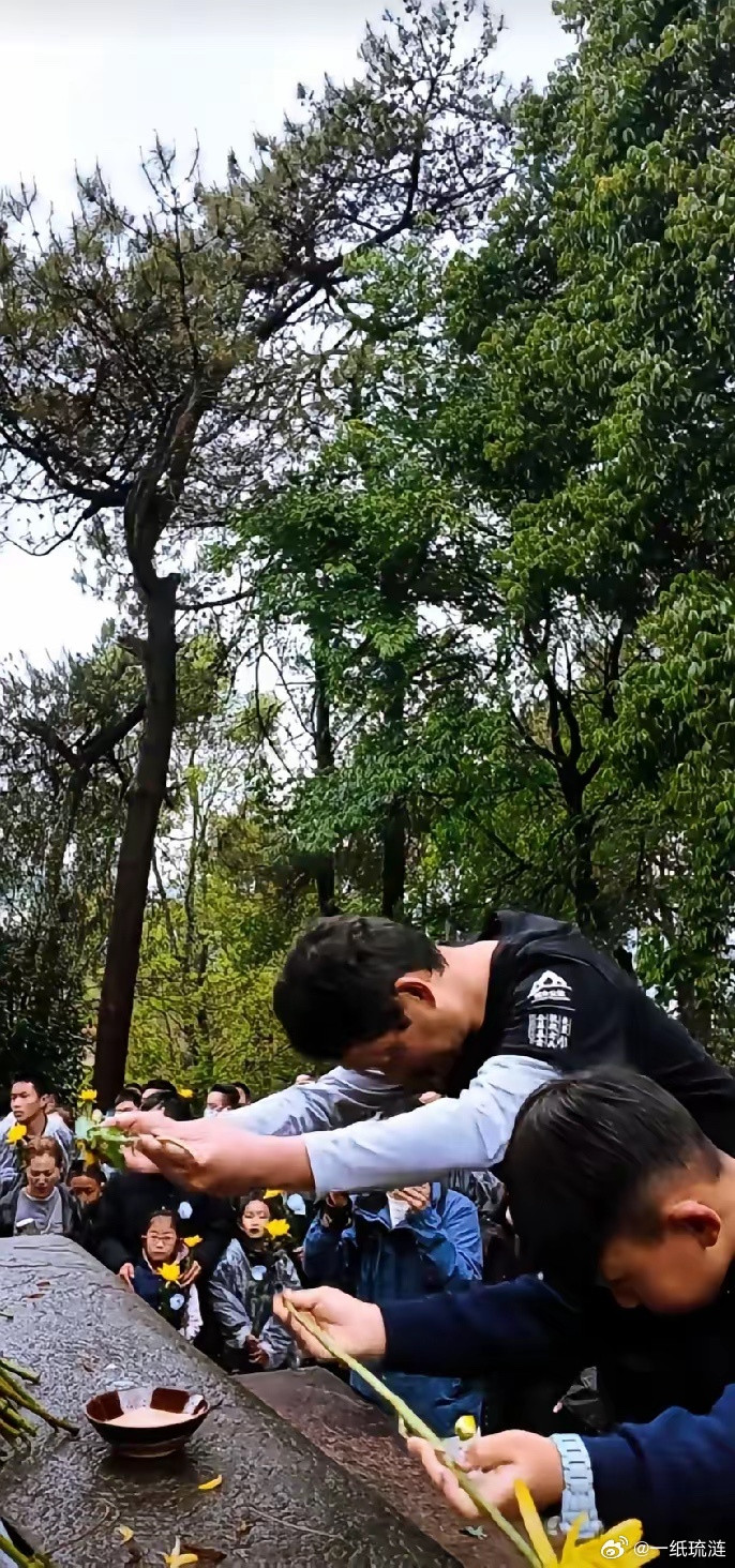 最近腾冲春祭活动感动了无数网友。腾冲人自发捐建设了远征军纪念馆，每年雷打不动进行