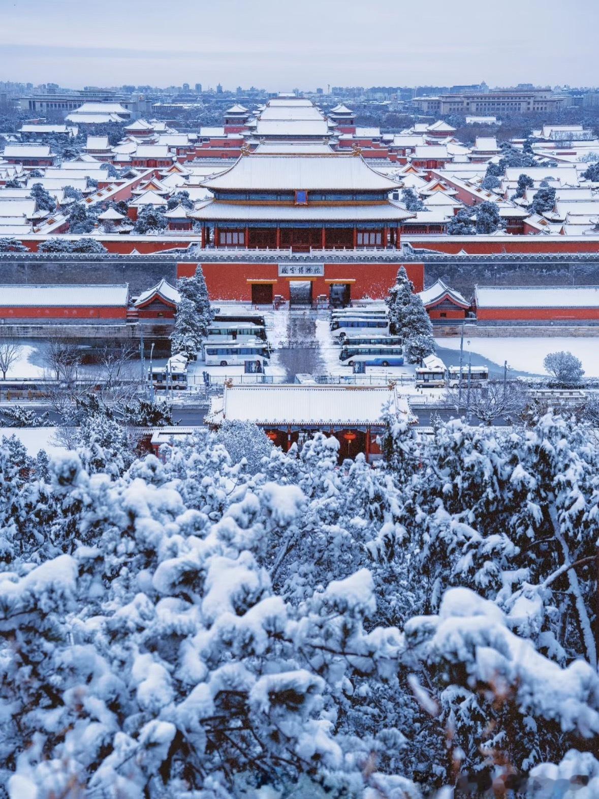 北京下雪听说北京今天下雪了，今年冬天我高低得去趟北京！亲眼看看这雪景，踩踩雪，在