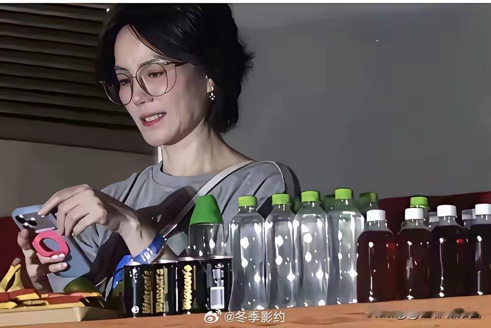 白嫖白嫖；绝不给机会!那英演唱会上，王菲面前的矿泉水，全部去掉包装，看你有多鸡贼