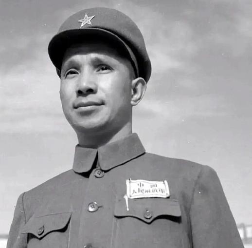 1940年，一断臂俘虏霸占了个大姑娘，军中当即决定枪决，粟裕却及时阻止道：“我不
