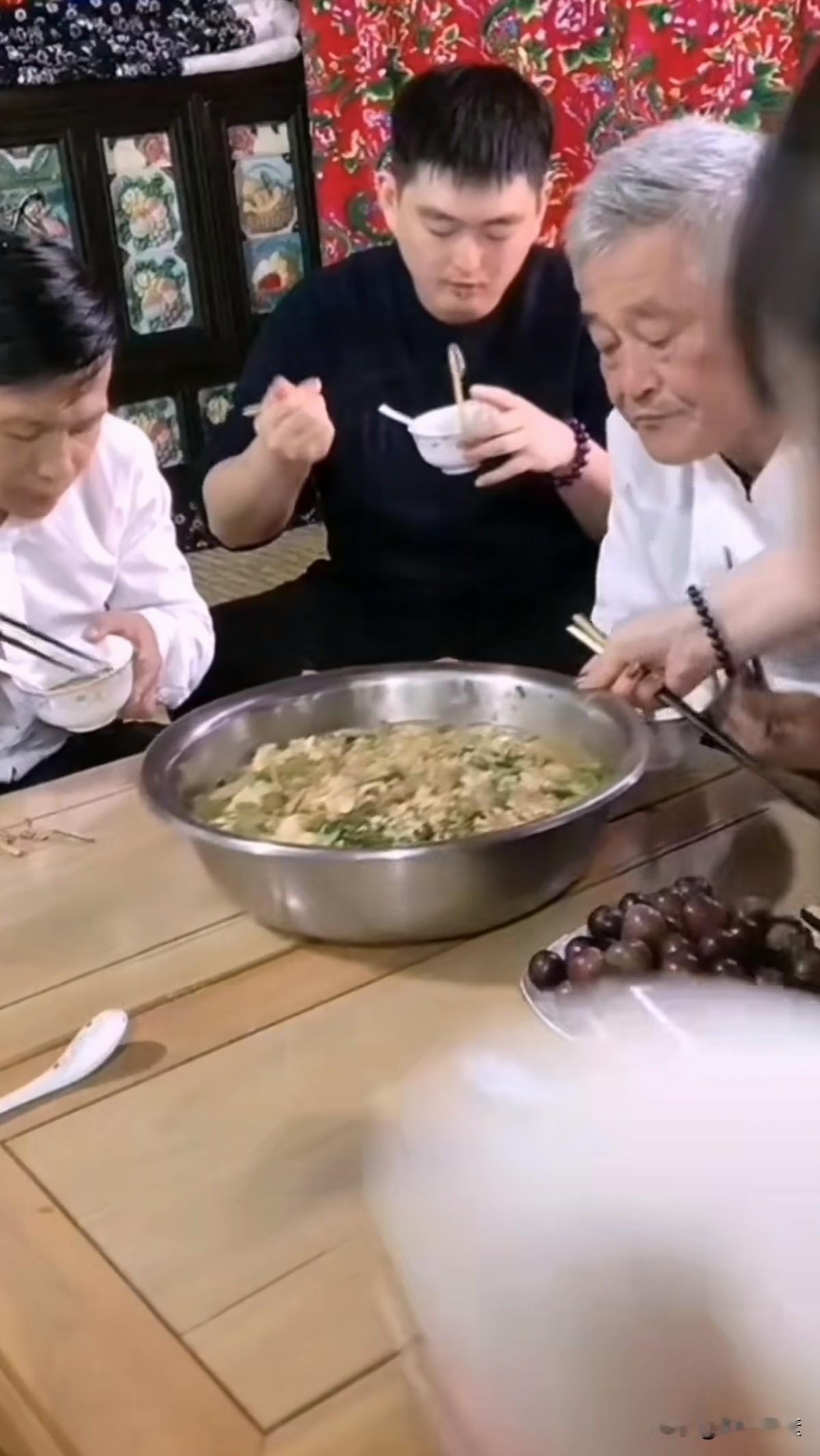 赵本山老师徒弟众多，据说有一百多人。这些徒弟个个都是人精，十八般武艺，样样精通