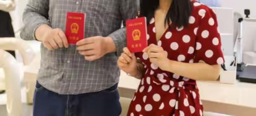 当“不婚不育保平安”的梗还在社交媒体流传时，一束意外的阳光照进了现实：多地结婚登