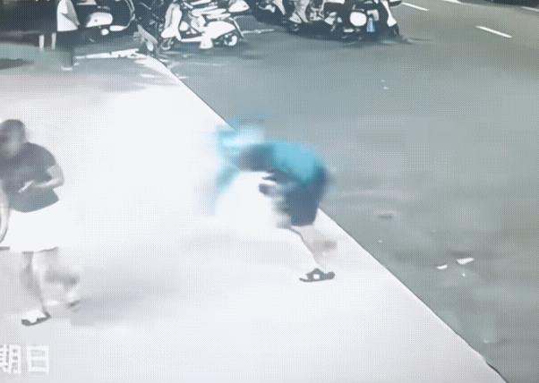 穷人何苦为难穷人！外卖小哥进小区时，保安让其登记信息，骑手一个转身将奶茶狠狠砸向