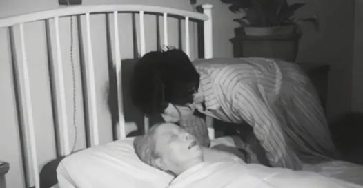 1992年邓颖超逝世后，秘书赵玮俯下身，在额头上深深一吻，让这张感人至深的照片，