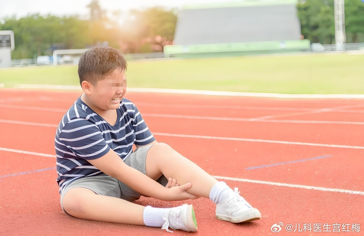 三伏天户外玩耍，不少孩子跑跳之后突然小腿抽筋、喊腿疼。很多家长第一反应：缺钙！赶