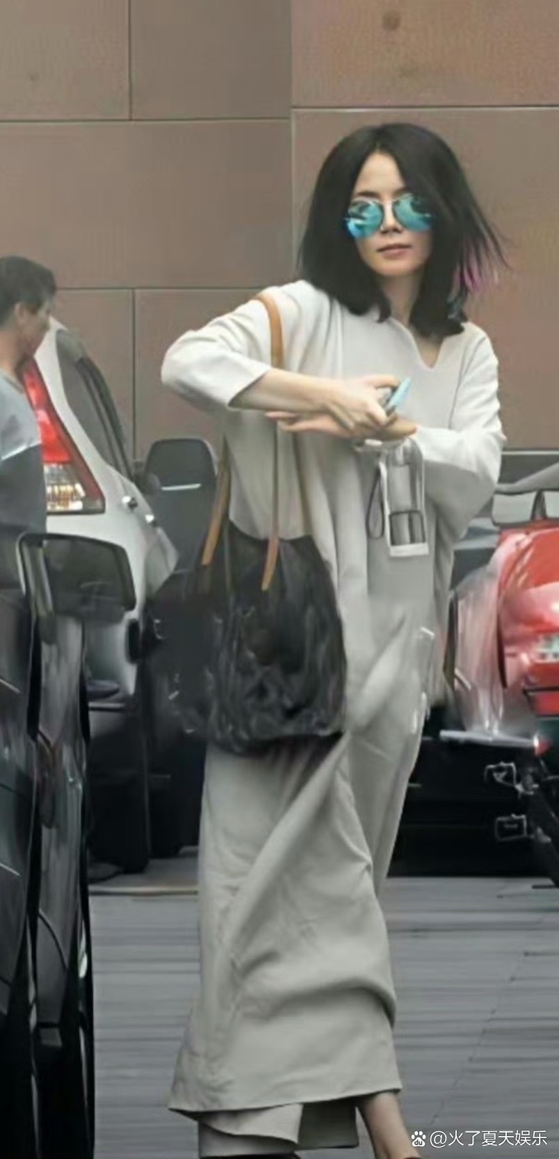 王菲无论是漂染的头发，还是时尚的衣着。都很时髦。