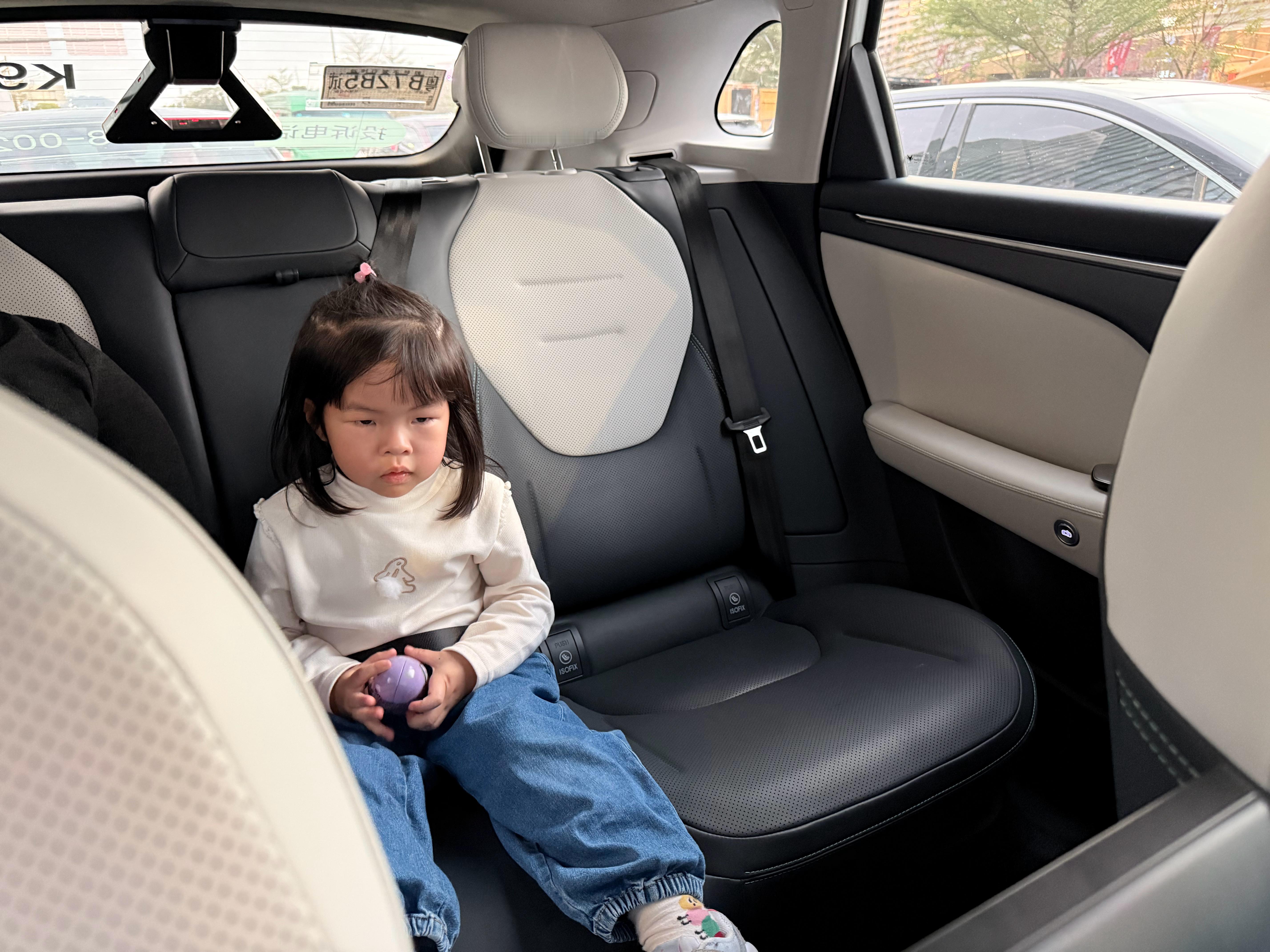 经常在路上见到无人驾驶的RobotTaxi女儿就会说你看机器人车！没有司机的！