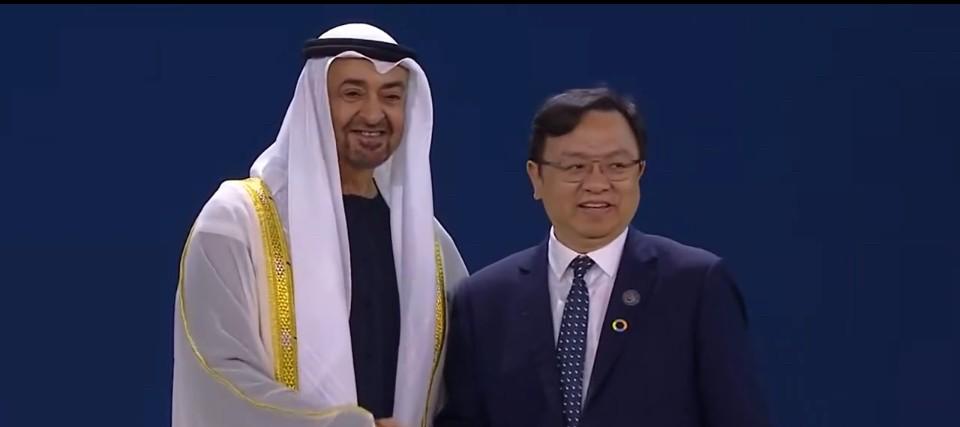 比亚迪在海外卖车，现在都不用出门拉客了。客户自己排队上门，销售最忙一天能交八