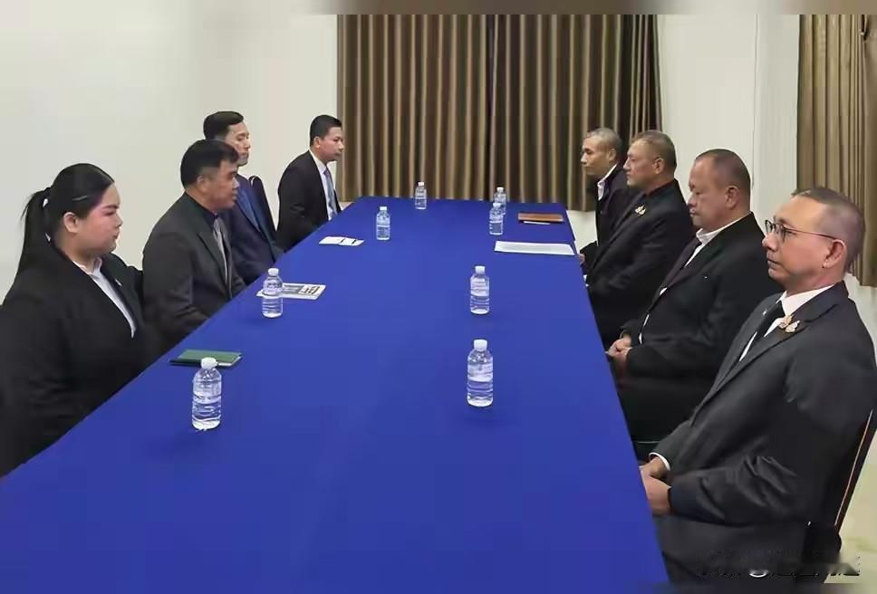 柬埔寨提四个停火条件，泰国谈了30分钟便退场，中美说话都不好使。根据东盟外长会