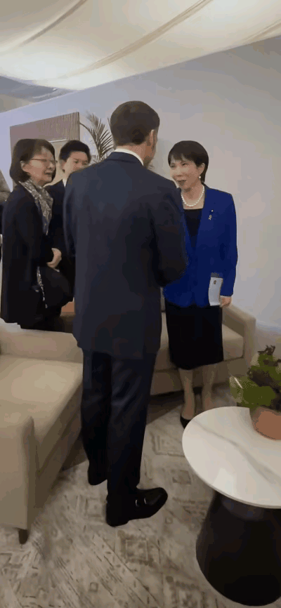 硬生生把这则视频反复看了十多遍，高市早苗抖肩扭腿那几下真不是一般人能做出来的，简