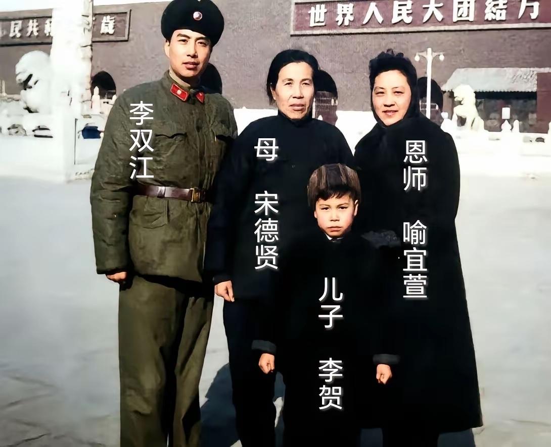 60年代，地点北京，年轻的李双江刚到部队文工团当上歌唱演员。他一身65式军服