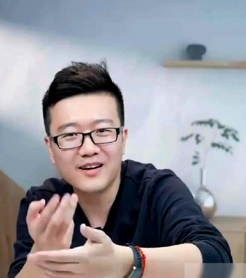 为何说蒯曼很难赶上莎莎，莱维直言：蒯曼拎着球拍在单打台上敢拼敢抢，可一站到双打