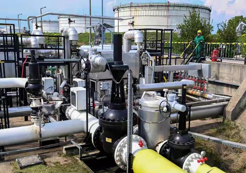 泽连斯基太厉害了！就在乌克兰在欧盟通过900亿欧元贷款后，再炸毁对匈牙利输俄石油