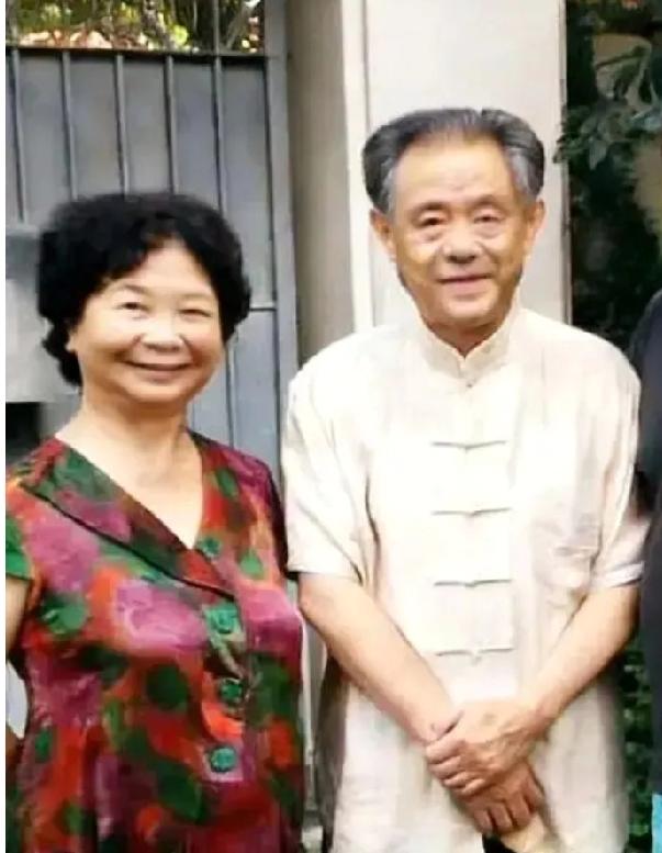 原来一同请走“喝茶”的还有徐湖平的妻子。夫妻双双离家，只留一个保姆守着这栋产权面