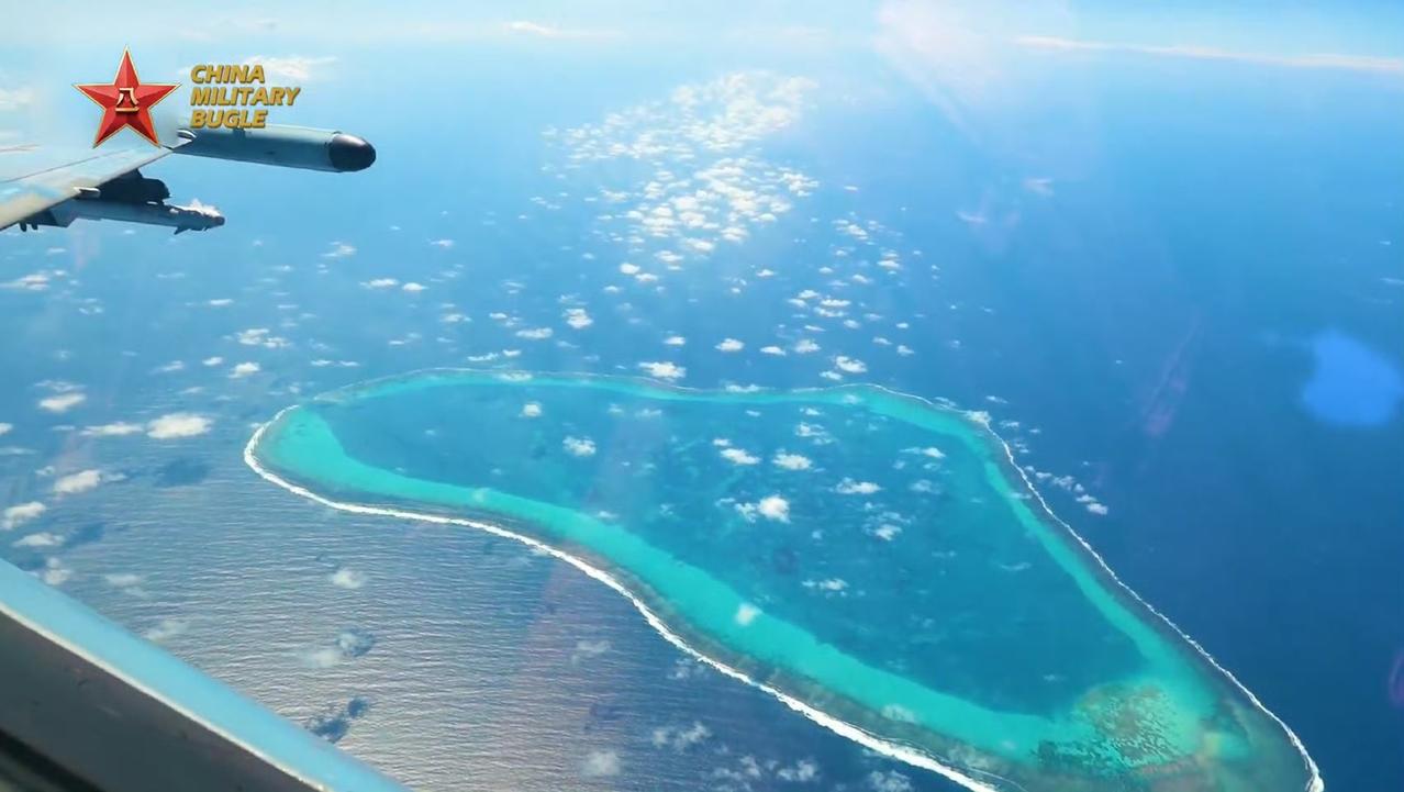 空军苏35挂弹巡航黄岩岛。黄岩岛的翡翠，海洋之心晶莹剔透的翡翠挂件，佩戴在美丽的