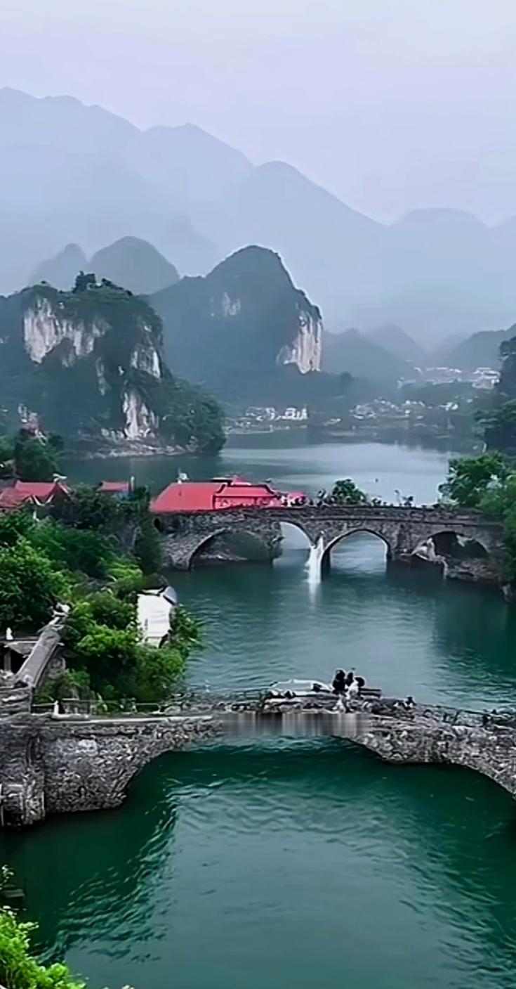 青山绿水映古桥，岁月静好入画来。