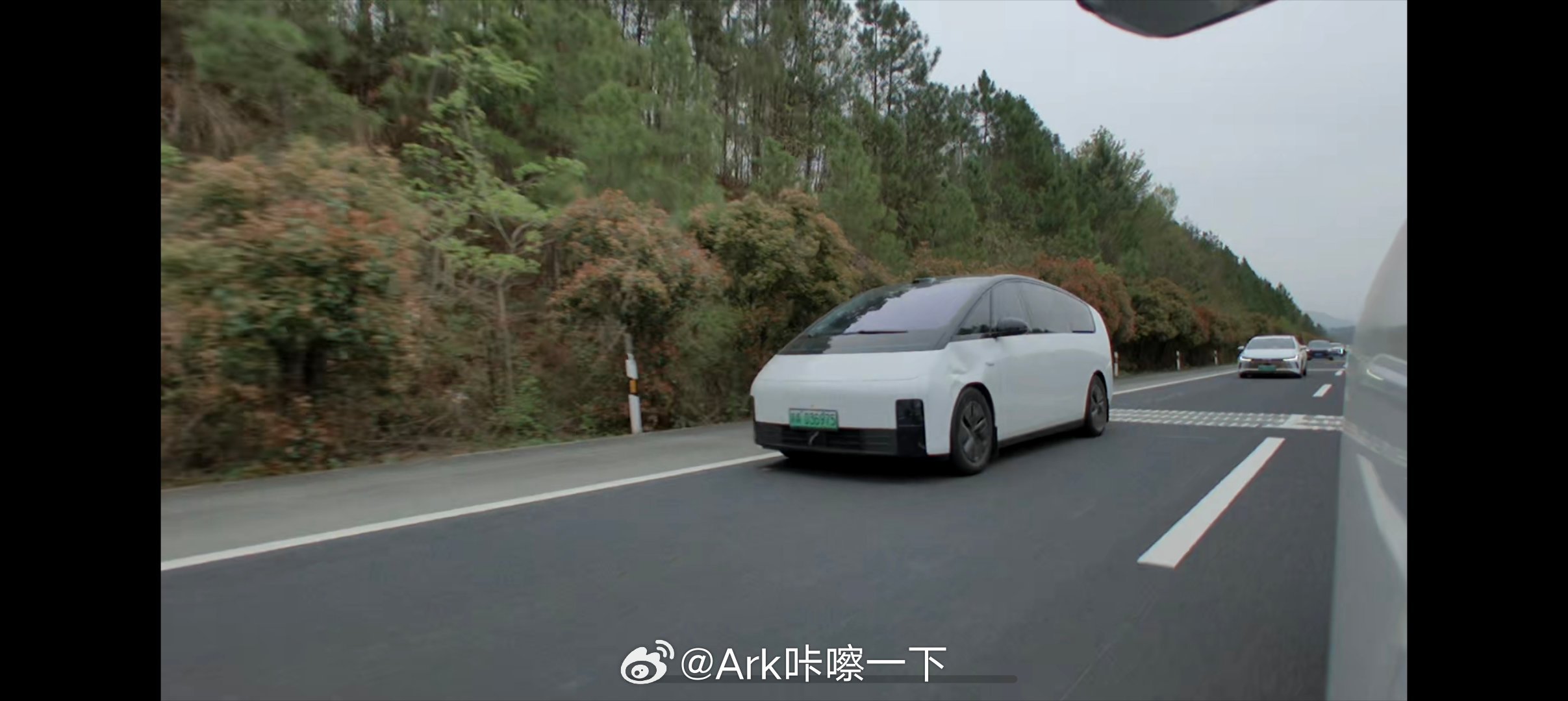 好家伙，刚刚在高速上遇到一场事故，就在眼前的货车变道干到了右边的理想MEGA，我