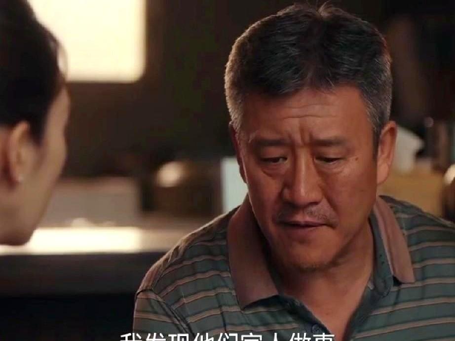 昨晚《四喜》新预告一出，童瑶演的沈明珠被亲妈当众骂“白眼狼”，弹幕直接炸锅。养父