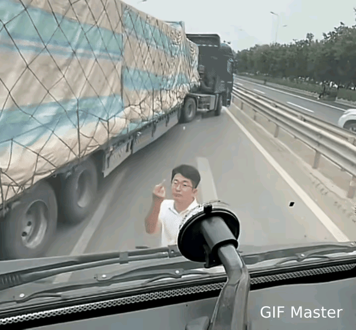 男子因行车纠纷拦停大货车，不断竖中指挑衅。无论起因是别车、加塞还是喇叭冲突，再大的气，能大过命吗？身