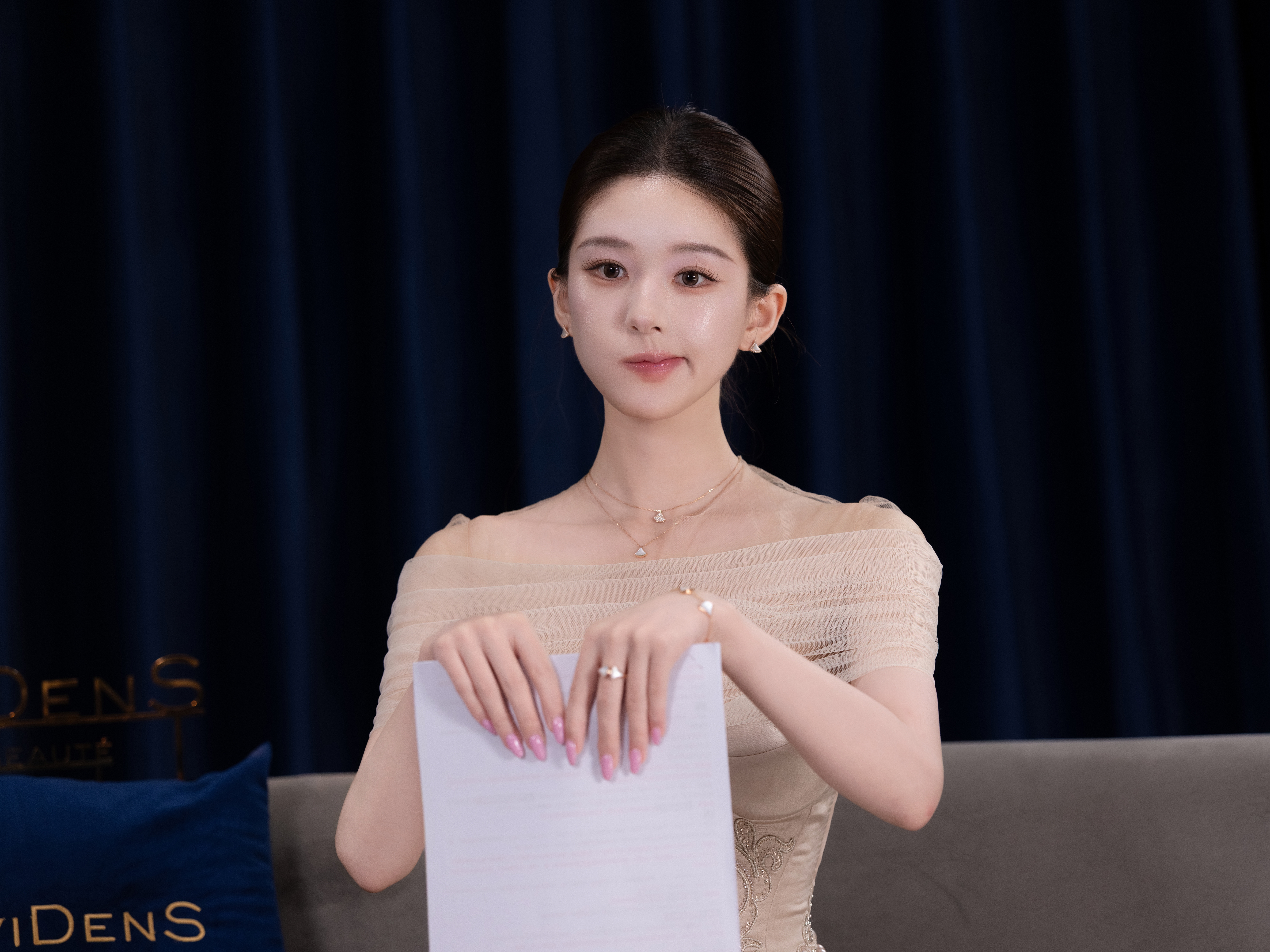赵露思in伊菲丹品牌直播图集，代言人身着GeorgesHobeika20
