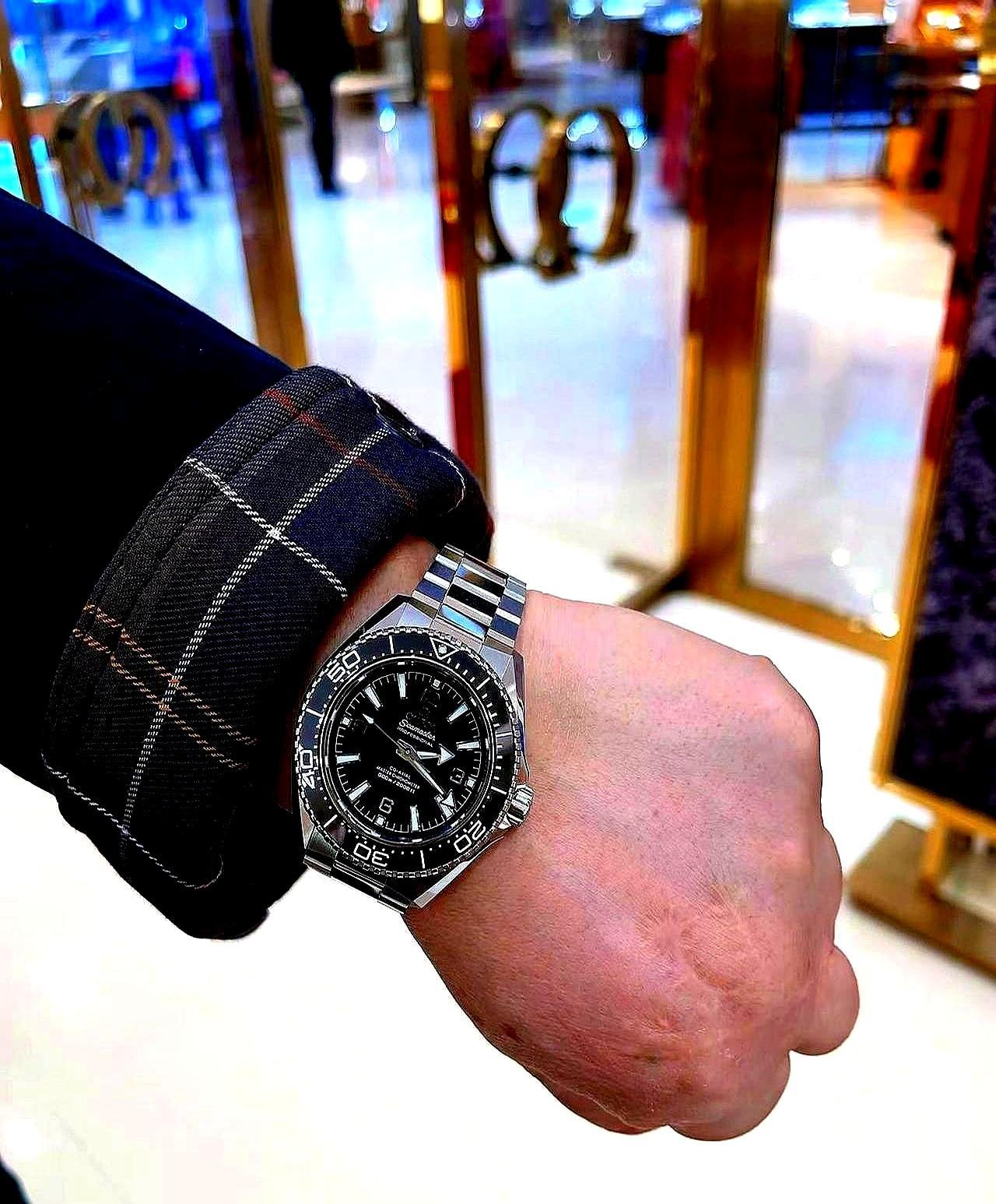 说实话，欧米茄这牌子挺实在的。它不跟你讲太多虚头巴脑的故事，直接上配置。三