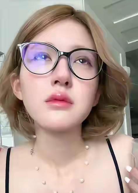 我终于明白赵露思为啥要“发疯”了，关于她和公司那点事，越挖越让人窒息。爷爷