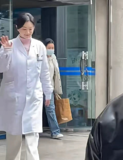 36岁的景甜增肥之后，变化那叫一个大！最近有人在医院偶遇到她拍戏，当时她穿着白大