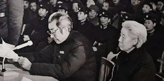 1984年，一位北京扫地老妇向政府捐款24亿，这件事惊动了中央，但这位老妇一直卑