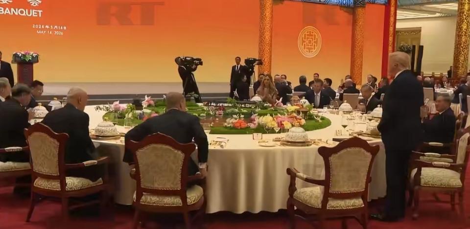 之前因为哥哥酗酒，导致早逝了！所以从不喝酒，但是现如今在晚宴上喝了！哪怕只是抿了