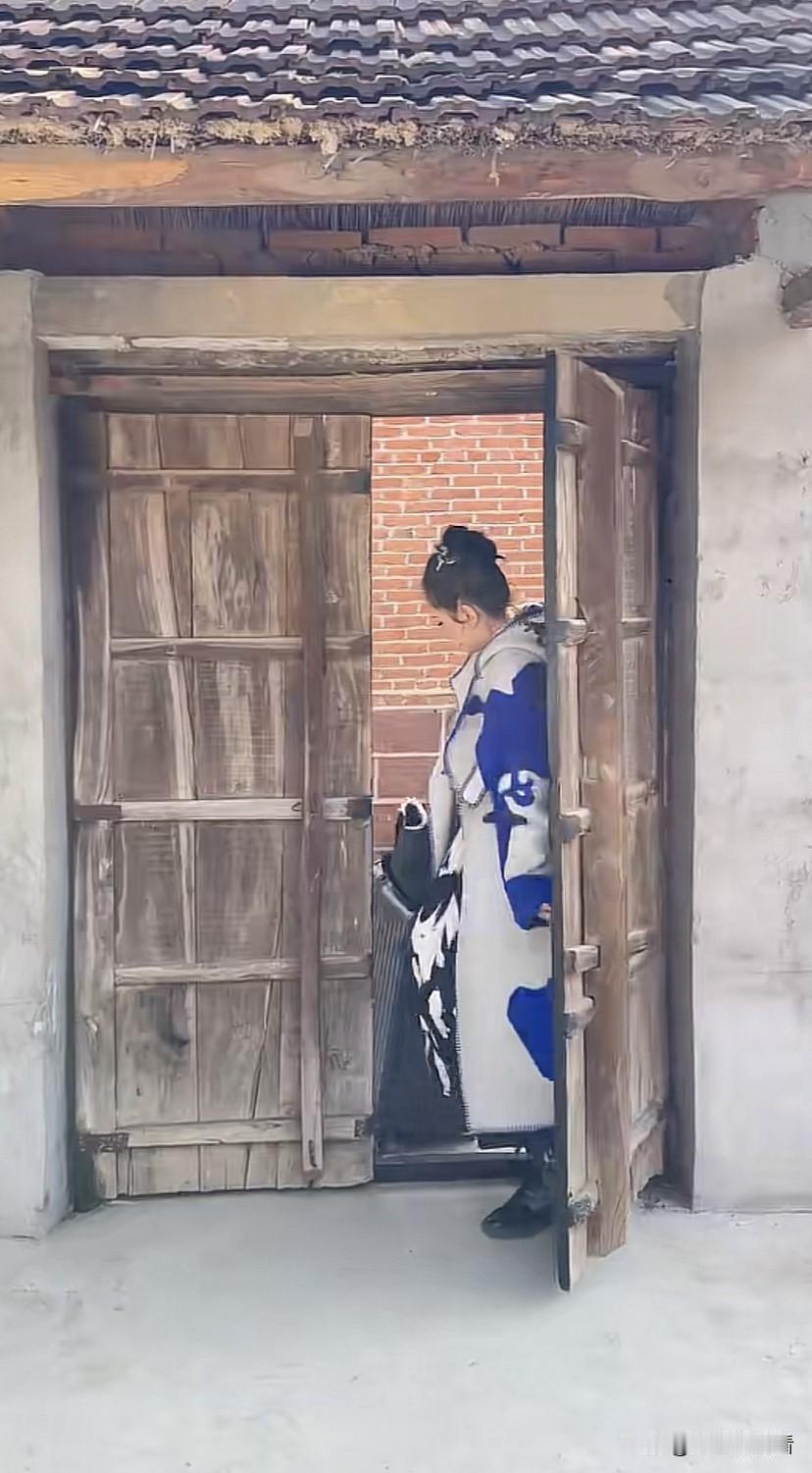 郭晓东老婆程莉莎又回村了，衣服和这环境格格不入，穿高档大衣，带大珍珠项链，拿着扫