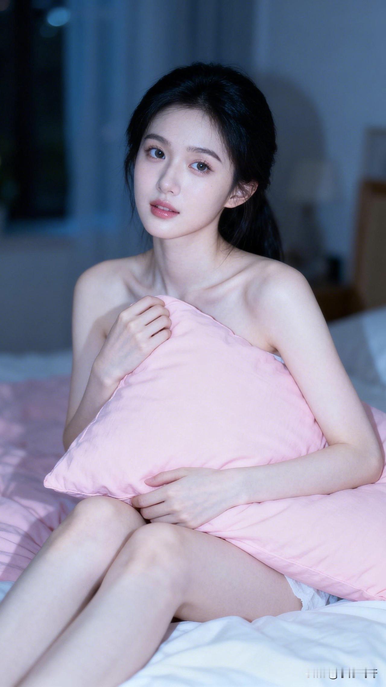 ：寂静的夜晚，谁人此时孤枕难眠，对酒当歌？夜已深，风也凉，唯有小窝里夜色的温柔，