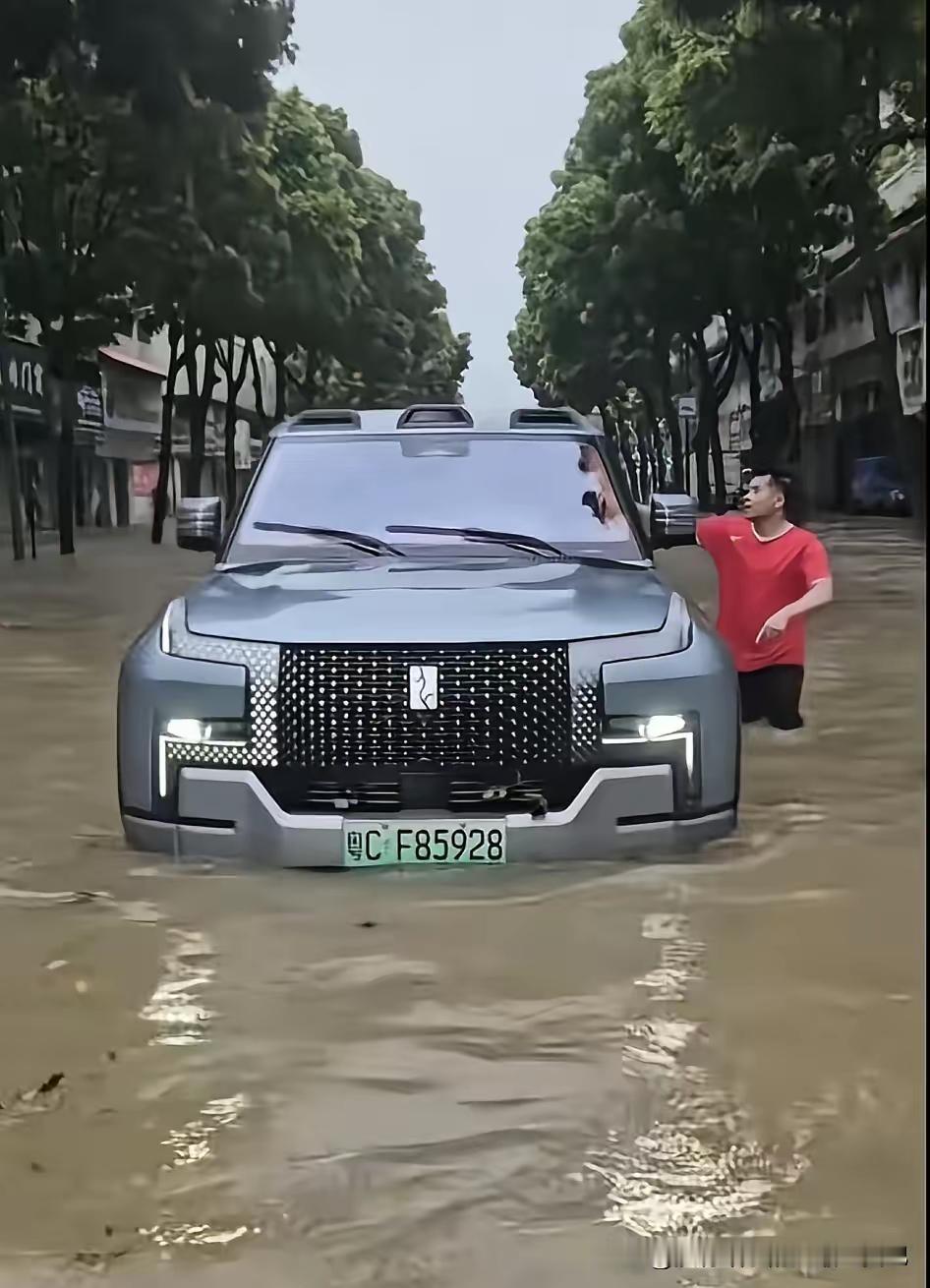 珠海仰望车主路边“冲浪”毁商铺！副驾坐个人，就把安全当儿戏？谁见过开着豪车