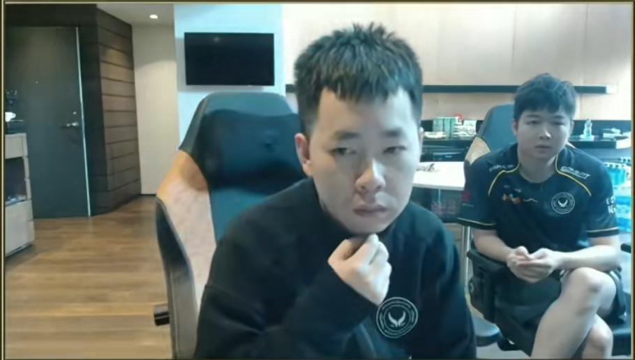 今天这个bo3出现在摄像头中负责XGBP的是最近刚刚加入队伍的助教Maps，目