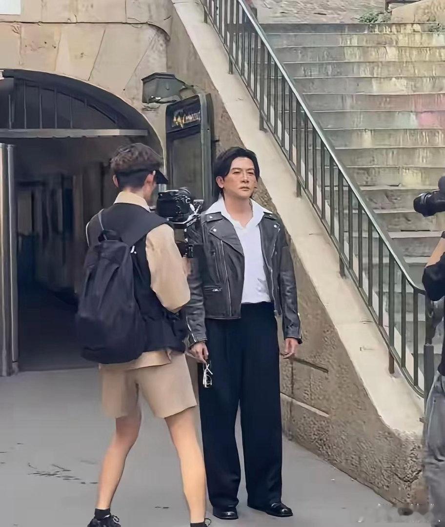 苏有朋在巴黎被网友偶遇，第一眼真没认出来，这妆画得也太重了吧，看着像换了张脸，还